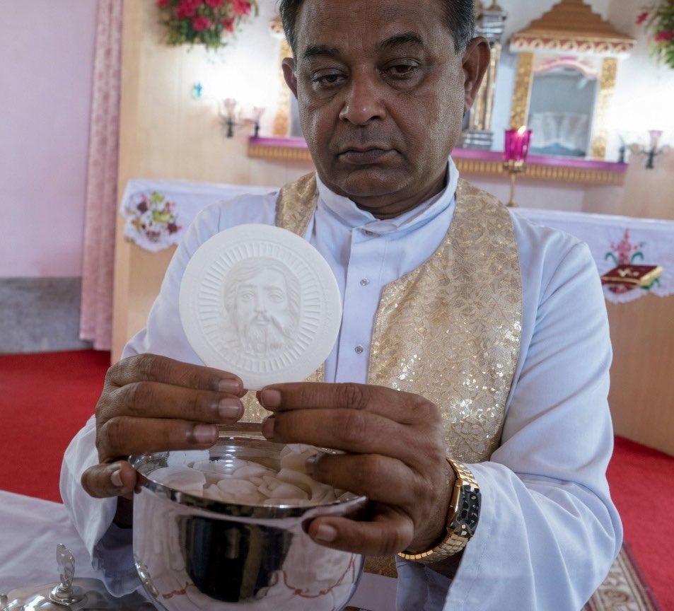 Sachinettiyil's tweet photo. Father Thomas Pathickal, the Indian Catholic priest from Kerala who witnessed the face of Jesus appear on the Eucharist during Mass in an event later recognized by the Church as a Eucharistic miracle, has passed away.

Info: Matters India https://t.co/pK3ntnZjDO