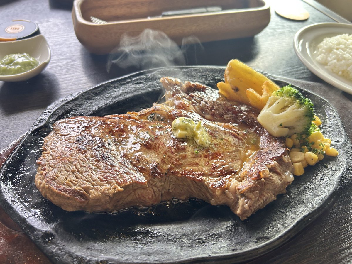 ymth685's tweet photo. 沖縄4日目はパブラウンジエメラルドさんでステーキ🥩✨
台風の影響で天気も悪く強風だったため、お出かけは元々の予定に入れてたここだけ…
お天気良かったら景色も良かったんだろうなぁ🙄 https://t.co/q87HG8kbP1
