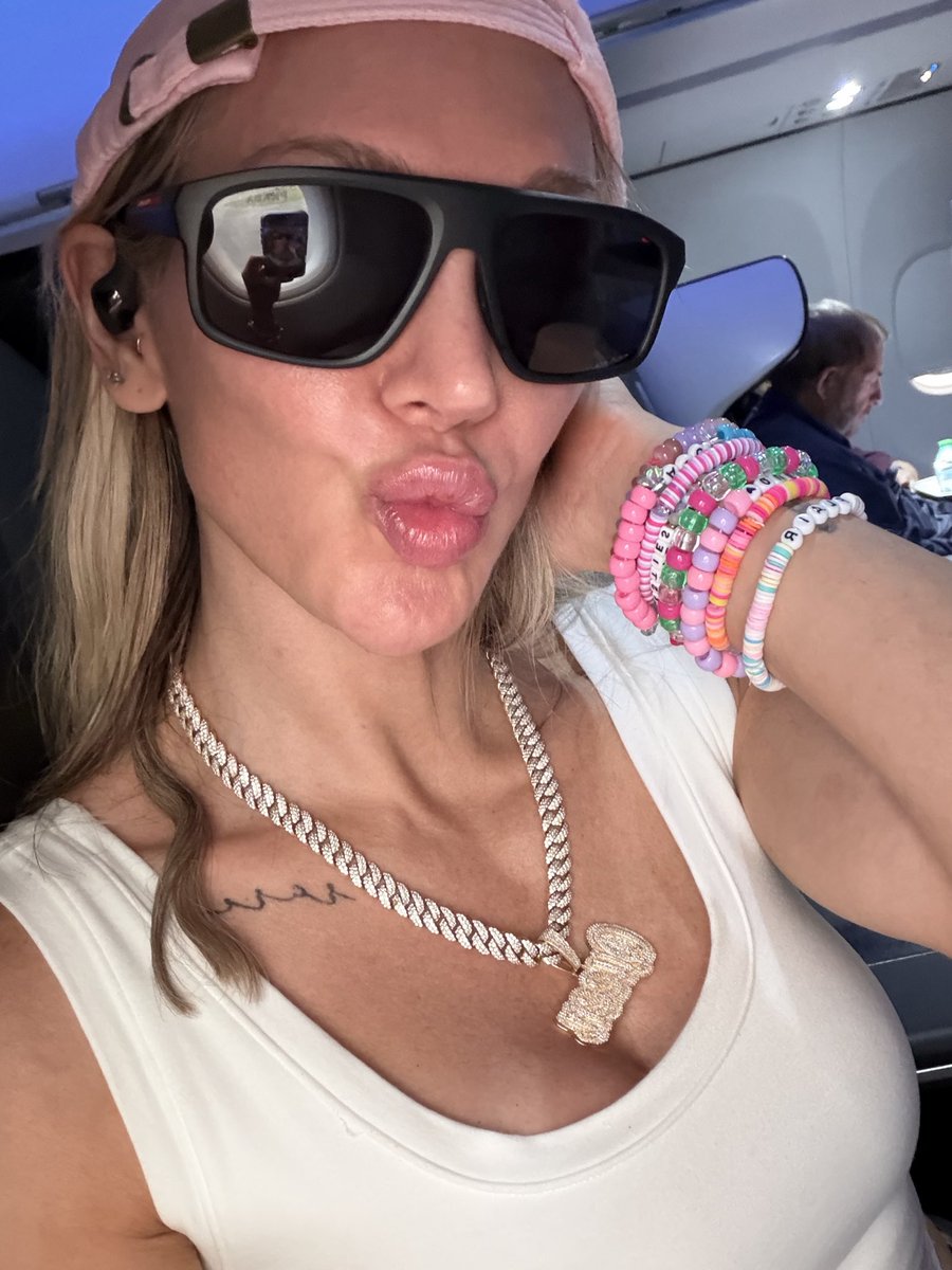 MsCharlotteWWE's tweet photo. @wlwflair Feeling flirty 💅🏻 https://t.co/e5qe2rWFJc