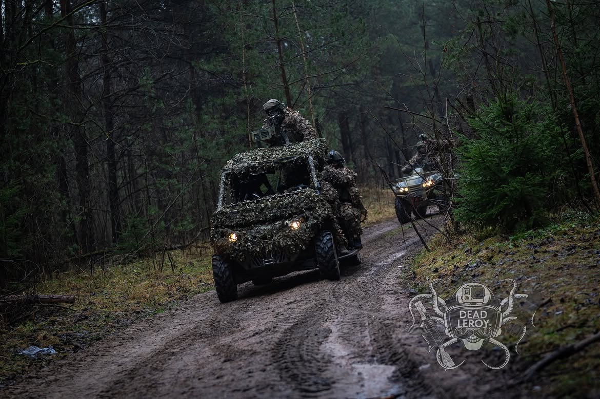 TheGreyPatriot_'s tweet photo. 🇧🇾🇷🇺 Today's training of Minsk SOBR unit.

#Russia #Belarus #Belarusian #Today #SOBR #Police #Security #MVD #Tactical #Training #AK74 #Ghillie #Dirt https://t.co/vU9kYy1wSf