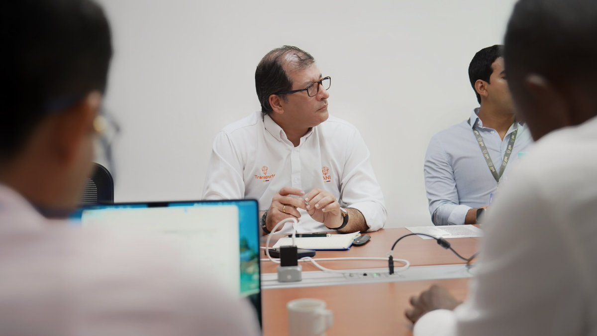 ANI_Colombia's tweet photo. #AgendaANI👷🏻‍♂️El presidente @ostoyar; la vice @Milenapjimenez; representantes de la Concesión OINAC y de la interventoría ISAMAR, lideraron comité de obras para revisar y socializar los avances del proyecto de ampliación y modernización del @aeroCTG ✈️. https://t.co/1G7crBCyk5