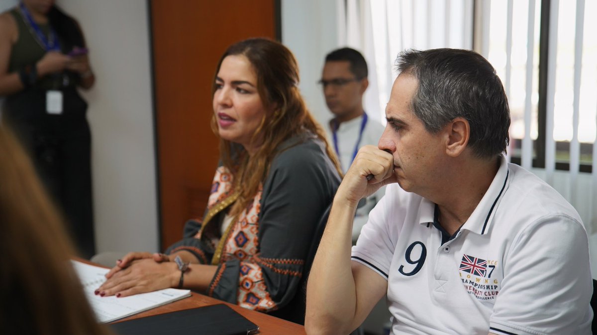 ANI_Colombia's tweet photo. #AgendaANI👷🏻‍♂️El presidente @ostoyar; la vice @Milenapjimenez; representantes de la Concesión OINAC y de la interventoría ISAMAR, lideraron comité de obras para revisar y socializar los avances del proyecto de ampliación y modernización del @aeroCTG ✈️. https://t.co/1G7crBCyk5