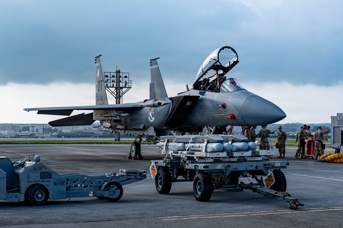 Roberto_yeager's tweet photo. Un #Boeing(#McDD) F-15EX #Eagle II del 85th TES, frente a un buen puñado de #Raytheon GBU-53/B #StormBreaker (artista anteriormente conocido como SDB II) en #Kadena AB (#USAF photo by Airman 1st Class Gracelyn Hess) #F15EX #GBU53 https://t.co/QozxHWLpHD
