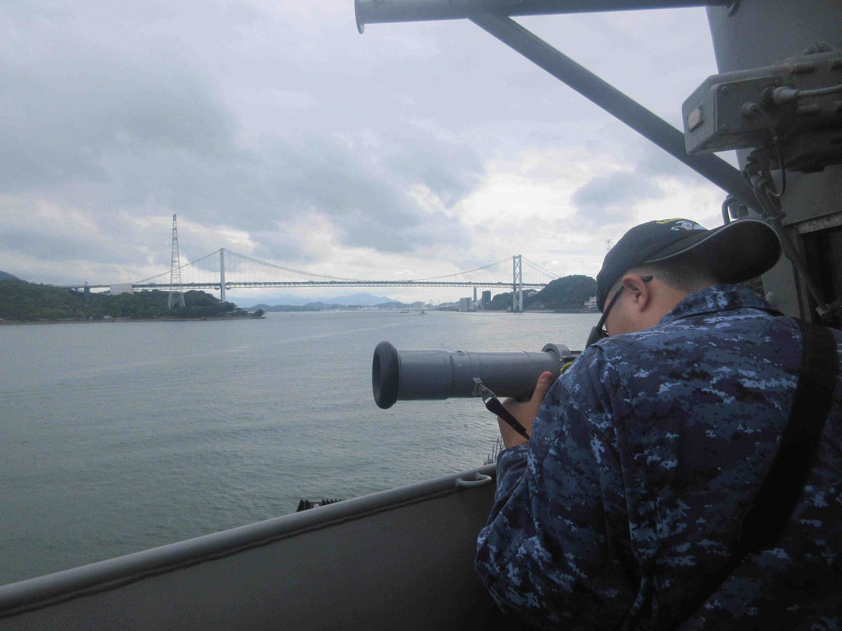 JMSDF_WG2's tweet photo. 内海や関門海峡など狭い水域を通る際は、予め計画した航路と自艦の位置を目視やレーダー等で確認しながら慎重に航行します。正確な自艦位置の計測には各配置員の高い技術と連携が求められ、その能力が「さみだれ」の安全な航行に繋がっています。 https://t.co/SuuDqN02yl