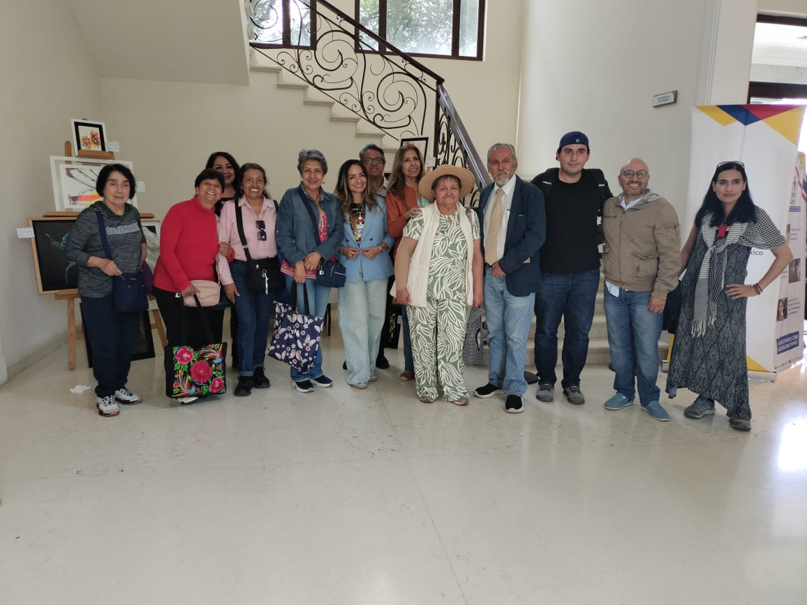 LabGuion's tweet photo. 🇨🇴🇲🇽 Un momento emotivo de hermandad en @cc_lospinos celebrando el #20deJulio. Rendimos tributo a Gabo a través del documental de Recoveco y la obra del maestro Óscar Blancarte. 📖🎬

Gracias a @SRE_mx, Embajada de Colombia, Consulado, Colombia Nos Une y Mesa de Cultura. 📽️❤️ https://t.co/Vo2lWniJsr