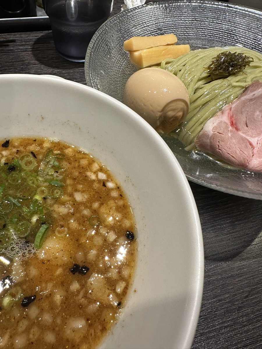 zi_shintou's tweet photo. 限定「冷やし白湯ラーメン」

限定の食券＋変更券2枚

無料トッピング
ニンニク、タマネギ、旨辛ラー油 https://t.co/JyZ2R51QDW