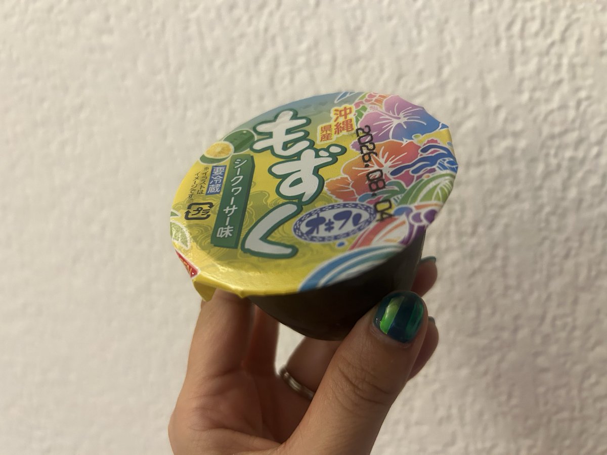 ymth685's tweet photo. 帰るはずの翌日の✈️が欠航になり振替便やらホテルやレンタカーの手配でてんやわんや😂
夜はお篭もりメシでJimmy'sのガーリックチキンとシーサイドドライブイン😂 
最近毎日のように食べてるカップもずくは東京と同じ位の値段なのにゴン太くてモリモリ入ってて歓喜🙌
旅行中ずっと食べてた😂 https://t.co/S2BqTBKfQZ