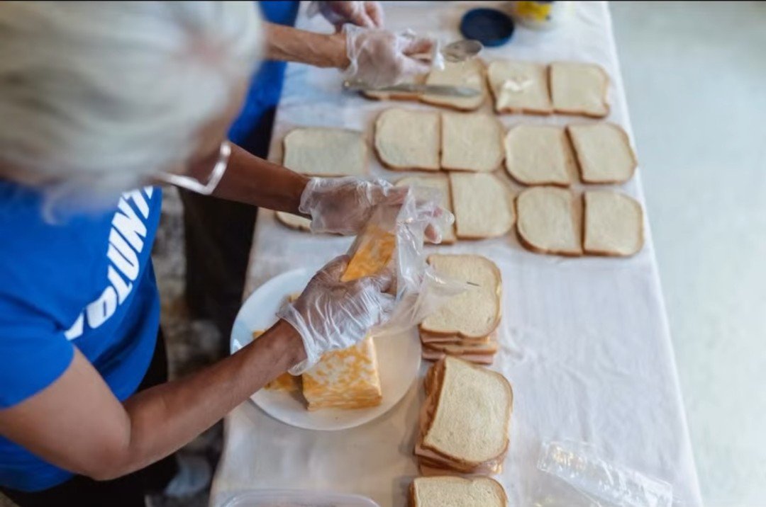 LouisWT91World's tweet photo. 📲| “The Louis Tomlinson concert in Philadelphia had to be canceled because a severe storm damaged the venue. But Louis still donated food with us on tour to help the city! Thanks to his support, volunteers made sandwiches and bagged lunches for 2,000 kids in need! Lunches were delivered to neighborhoods where kids are out of school and missing meals they would normally receive on school days.
Summer is a time for fun, not dealing with hunger. Thank you Louis and volunteers for caring and spreading love and PB&J in Philly!”

Greater Good Music Charity via Instagram.