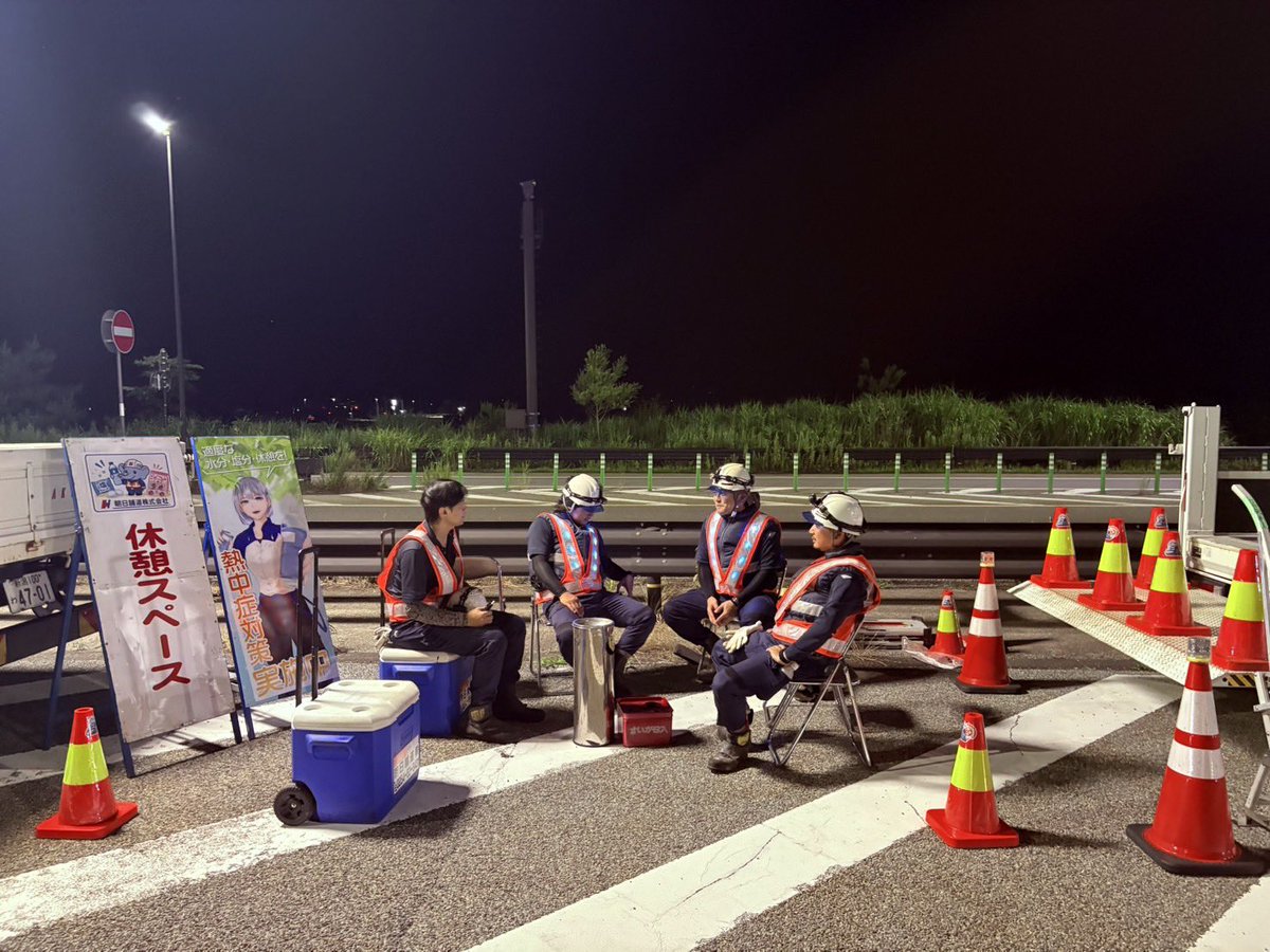 asahihodo_'s tweet photo. 【日本海東北自動車道】

夜間工事のひとコマ🌙

実は、高速道路の工事中は規制された区間で休憩を取ることも😊
普段は見ることのできない、ちょっと特別な景色です✨

夜間でも適度に休憩を取りながら、安全第一で道路づくりに取り組んでいます👷🏻‍♂️🚧 https://t.co/Z9cWfkp0qV