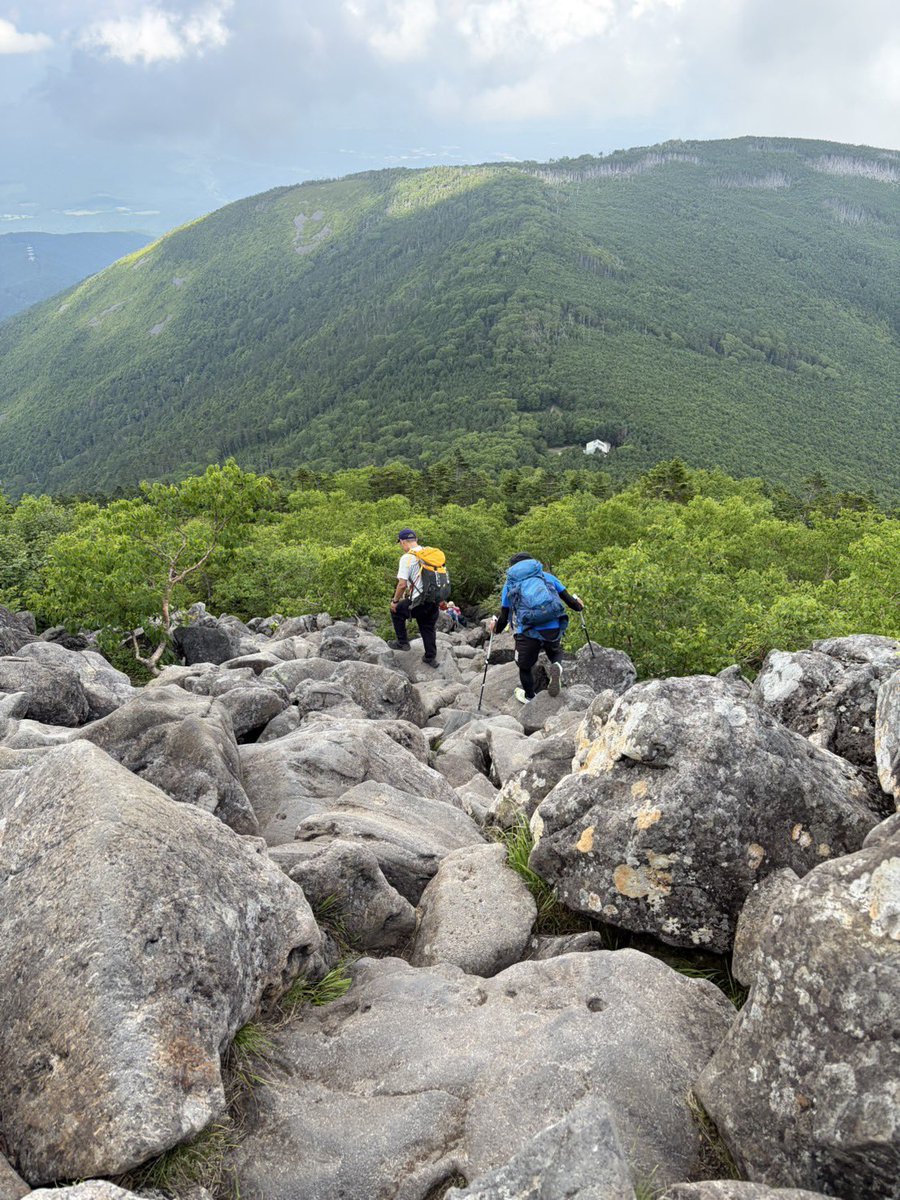 sssystem_tv's tweet photo. 登山ロケでした⛰️☀️
下山後のソフトクリームが沁みました…🫠

夏場の外ロケは体調に気をつけながら頑張ります😃✨ https://t.co/AriMz3KJ4l
