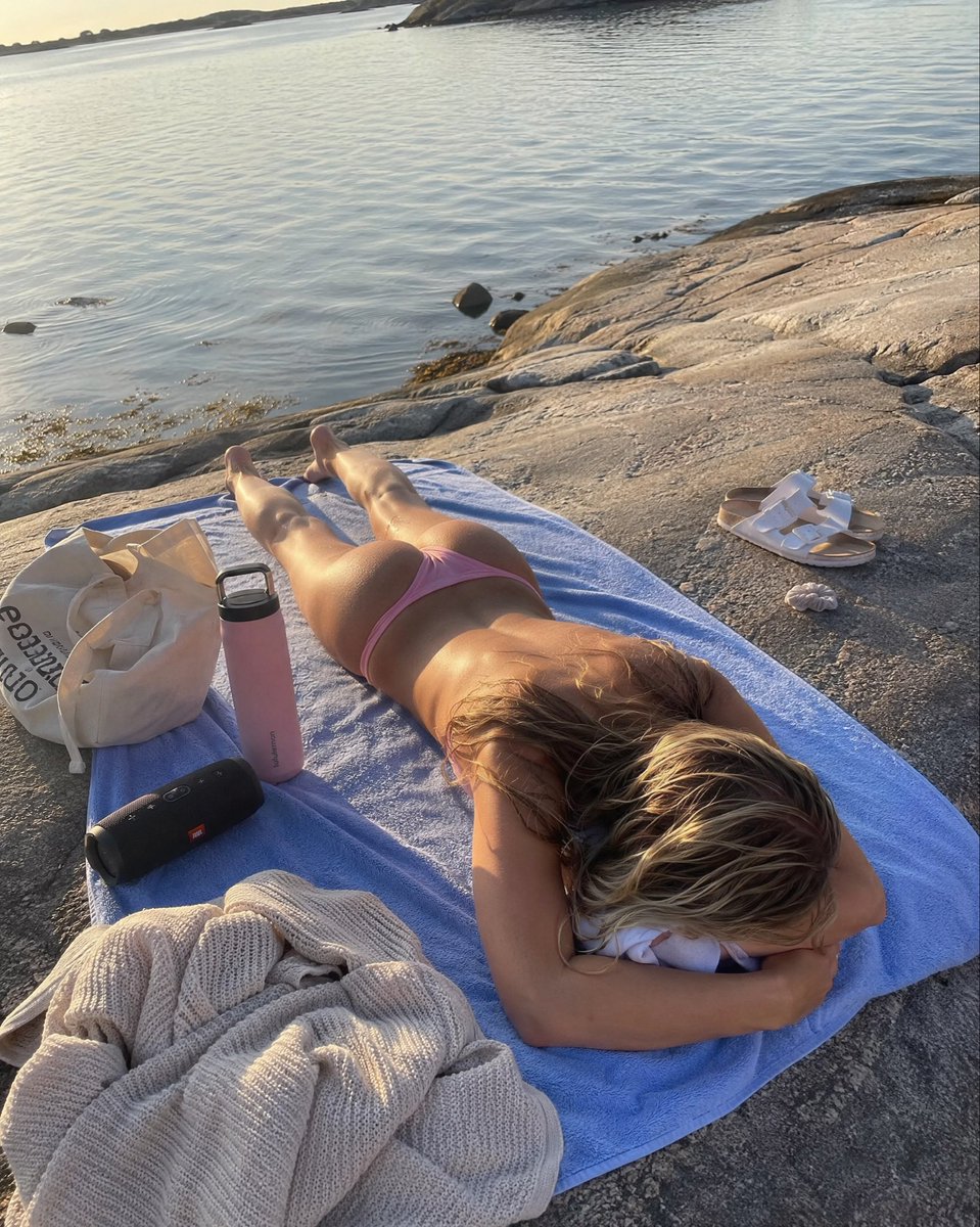 Milkselma's tweet photo. Norwegian summer🌺☀️⛱️🇳🇴 > 
#summer #norway #blonde https://t.co/BgzCJhvnNf