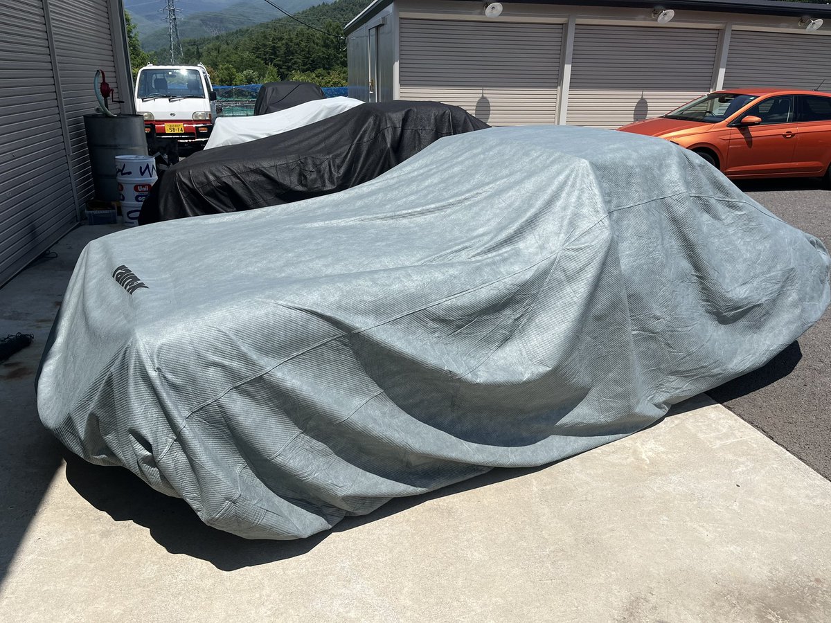 JoyWorks_yada's tweet photo. 真夏日に真っ黒なクラシックカーの車内清掃と洗車。それでも日頃まずお目にかかれないような車を前に没頭する自分😆 https://t.co/IVcK7sd1G7