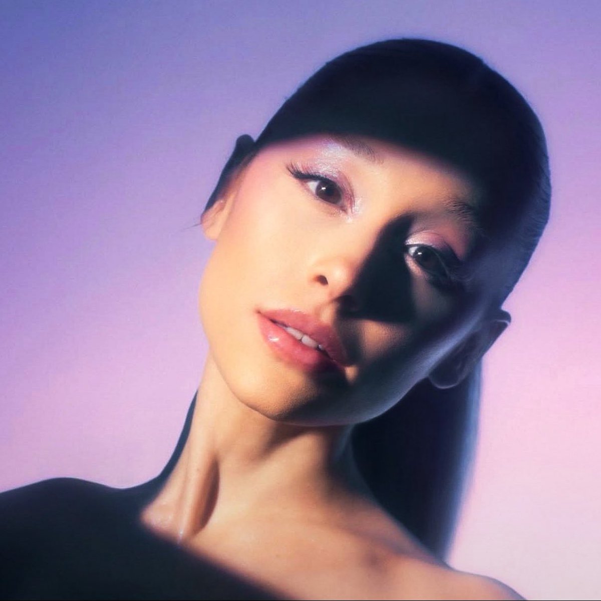 infoari's tweet photo. PERFEITA: Ariana Grande para sua nova fragrância “Cloud Aurora”. https://t.co/hcbIdKrq7R