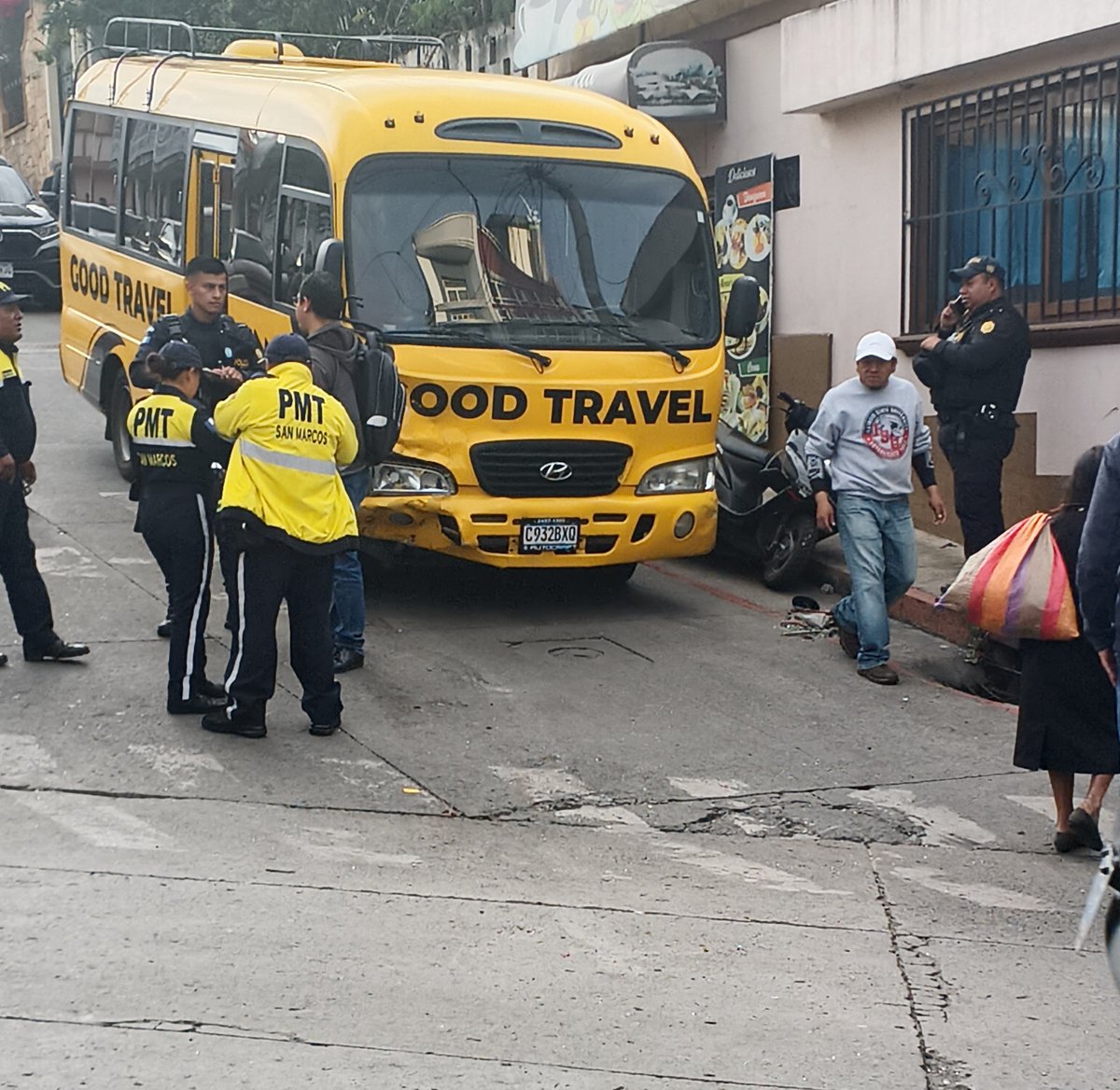 Eco12GT's tweet photo. Al lugar acudieron elementos de la Policía Municipal de Tránsito (PMT), la Policía Nacional Civil (PNC) y cuerpos de emergencia para atender la situación, coordinar el tránsito e iniciar las investigaciones que permitan establecer las causas del accidente.
 #NoticiasEco12GT https://t.co/xAcKs0QavC