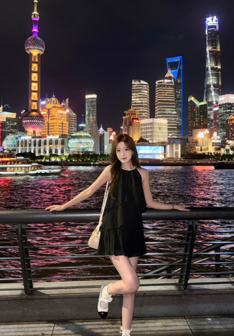 Munschkind's tweet photo. 纯小白，我反正先抛个砖，#上海 推特同城在哪？人在徐汇，想寻个附近的解解馋，太难了。说中了的举手🥹 #女大 #约饭 https://t.co/PtsChgAmf8