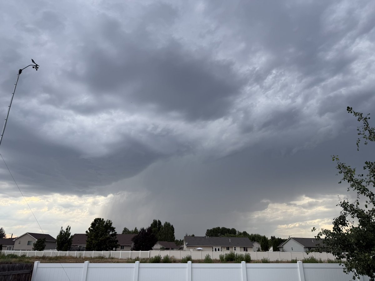 JimDudWeather's tweet photo. This very strong thunderstorm west of Idaho Falls has continuous thunder and should have some nice hail too! https://t.co/PmdqPHR4wi
