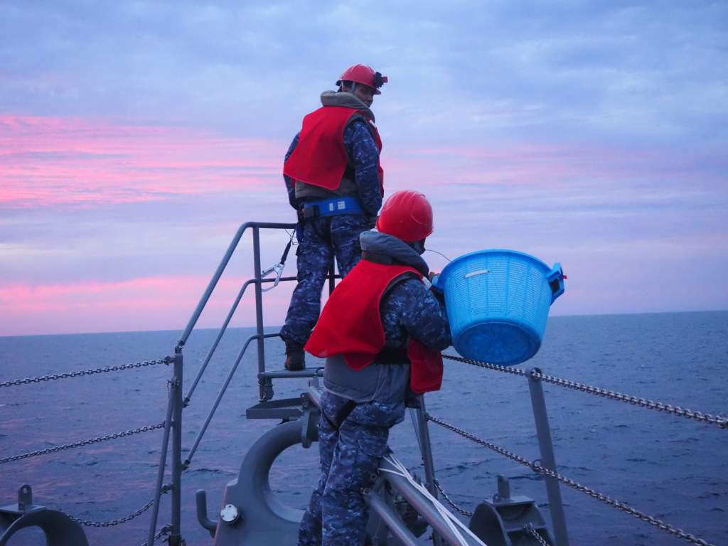 JMSDF_WG2's tweet photo. 護衛艦「さざなみ」は、夕方に近接運動を実施しました。
近接運動とは、2艦が近接し操艦技術を向上させる訓練です。
波のある洋上での運用作業は、常に危険が伴うため緊張感を持って各部が作業にあたっています。

#第2水上戦群 https://t.co/Rpd7qPr0Z9