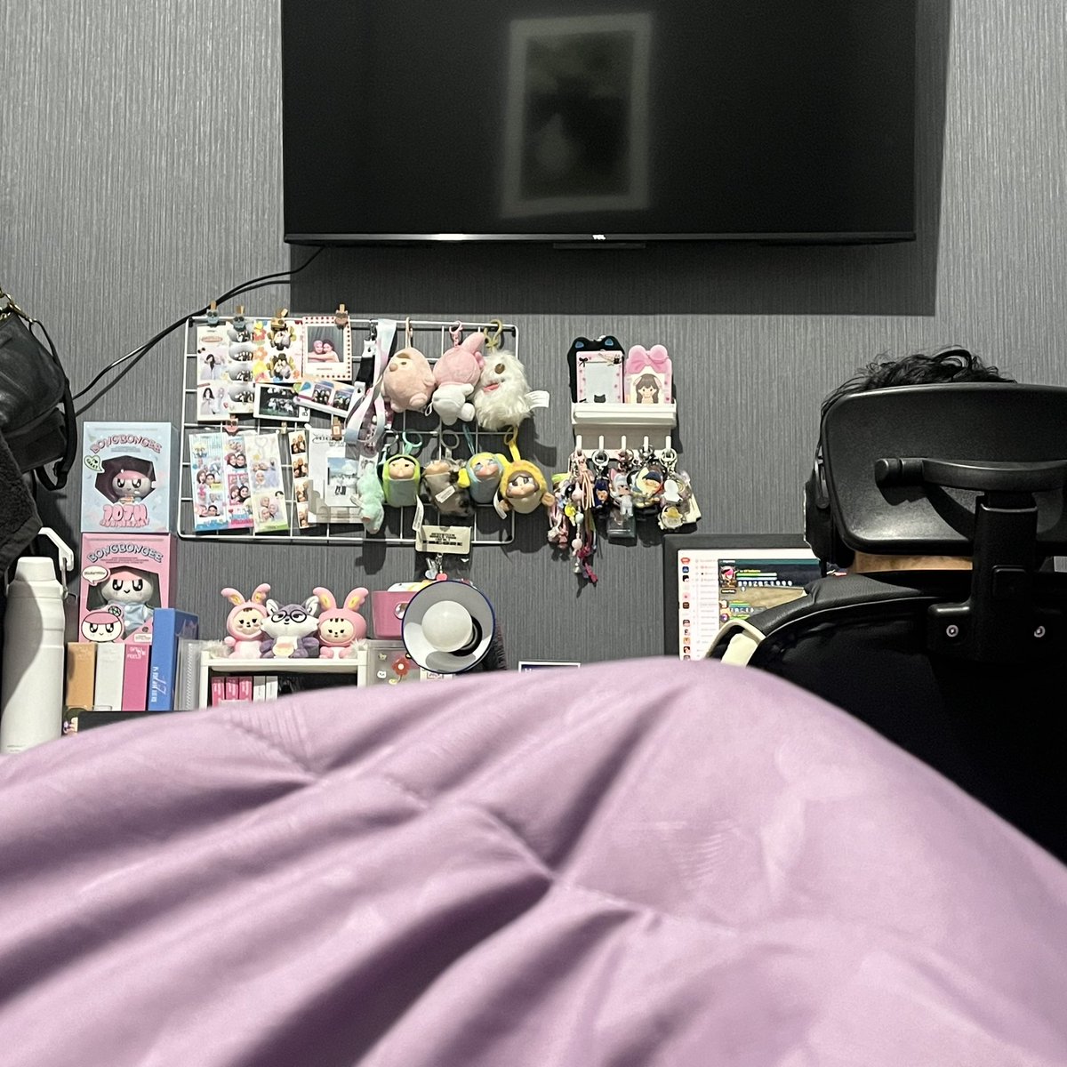 layovermeanie's tweet photo. Suami w ga ilfeel atau ngomel tuh depannya perintilan kpop w😇 di dipan jg ada stand begini dia nggapapa. Gapernah ngomel tiap gua bikin freebies atau ktm temen2 carat. Pas nikah foto pake pc begini dia jg oke. Dasar cowo2 insecure gbs ngesupport kegiatan atau hobby cewenya yg bs ngmg ilfeel begitu👎🏻