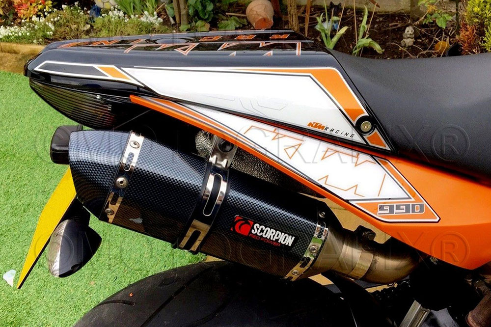 nexxs_japan's tweet photo. ご好評いただいております #MOTOGRAFIX 社より #KTM 990 Super Duke(07-13)専用 #RearPad 新発売! #リアパッド は紫外線に強い特別な特殊ビニール素材で制作されており、貼り付けることで、傷から保護します。車種に合わせたデザインを幅広くラインナップ https://t.co/WMwc6ORYn0 https://t.co/FiKx38USlG