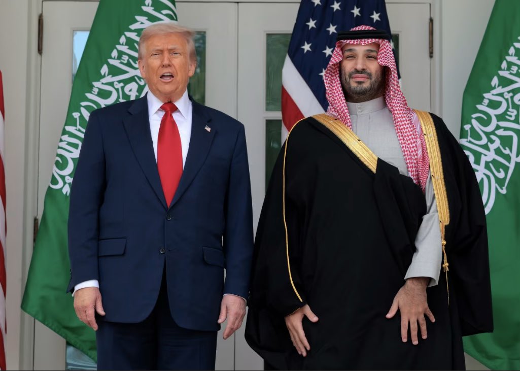 HamadAlMajidi's tweet photo. أهم خبر اليوم: 

ترامب يوافق بشكل رسمي على اتفاق نووي مع السعودية، ممت يمهد الطريق لمنح السعودية ما رغبت به: تخصيب اليورانيوم على أرض المملكة

مدة الاتفاق: 30 سنة

الشروط:

-الشركات الأمريكية ستتولى عملية البناء لتطوير البنية النووية التحتية، بلا منافسة من شركات أجنبية

- سيتم المضي قدما لبناء مفاعلات نووية سلمية في المملكة بلا قيود

- ستتولى الشركات الأمريكية بناء مركز تخصيب يورانيوم في المملكة، لكن بعد الانتهاء من دراسة سعودية-أمريكية لمدة سنتين تؤكد أن الموضوع مبرر اقتصاديا، يعني أن تكون تكلفة الاستخراج والمعالجة محليا أقل من تكلفة الاستيراد 

- اذا توصلت الدراسة إلى أن بناء مركز التخصيب فكرة منطقية، سيتأكد المسؤولون الأمريكيون حسب الاتفاقية بأن لا يتم نقل أي خبرات حول كيفية تحويل اليورانيوم لاستخدامات عسكرية، و سيبقى كوقود للمفاعلات السلمية

- في حال توصلت الدراسة إلى أن بناء مركز تخصيب فكرة غير منطقية، لن تكون المملكة قادرة على بناء مركز تخصيب مع شريك دولي آخر حتى مرور 10 سنوات حسب الاتفاقية

- رفض الجانب السعودي التفتيشات الحادة و الدقيقة التي تقوم بها وكالة الطاقة الذرية الدولية، و سيتم استبدالها بتفتيشات أمريكية كافية على المنشآت التي تبنيها أمريكا

- يجب أن يقوم الكونجرس بالمصادقة على الاتفاقية، لكن من غير المتوقع أن يشكل هذا عائق بحكم أنهم سيحتاجون لثلثين الأصوات لصد أي فيتو رئاسي من ترامب

كانت الادارة الأمريكية سواء تحت بايدن أو ترامب تطالب بالتوقيع مع اسرائيل كشرط لهذه الاتفاقية، لكن مع مرور الوقت و الضغط السعودي تغيّر الموقف وتم إخراج الصلح مع اسرائيل من الحسبة