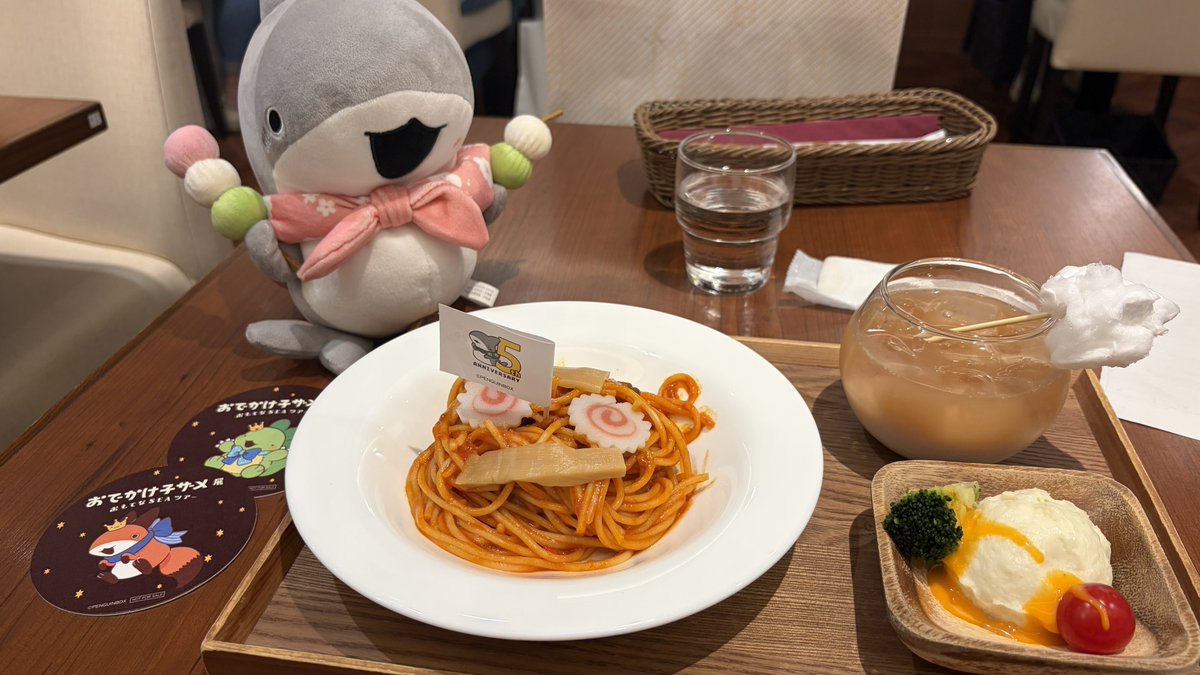 skybluesl's tweet photo. #おでかけ子ザメ展
かふぇー！！！！！
各テーブルにぬいぐるみ置いてあってとても可愛かった🥰 https://t.co/yRK9cjdjK5