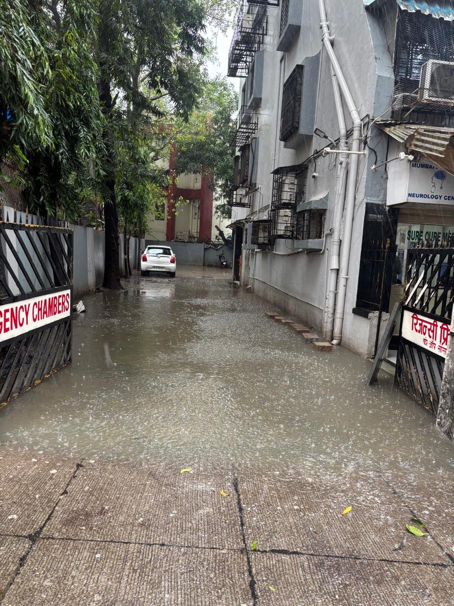 iHureeya's tweet photo. @mybmc @mybmcSWD Severe waterlogging at Regency Chambers lane due to clogged drains. Residents &amp; patients at clinic unable to access. Request urgent dewatering &amp; drain clearance. Please address ASAP. #MumbaiRains #Mumbai https://t.co/N2ETF7WKKf