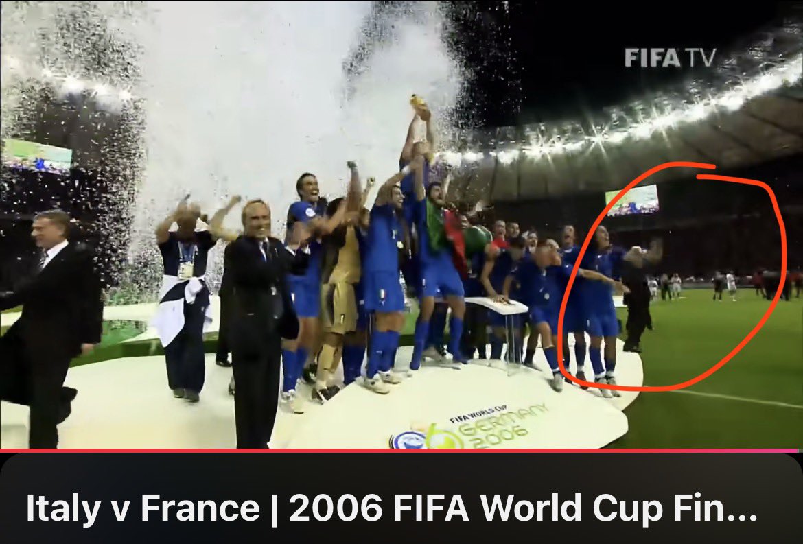 PaundraJuve's tweet photo. 2002 dan 2006 itu ada kok, pemain Jerman dan Prancis msh ada di lapangan dan menghadap ke panggung. 

2010 dan 2014 gak keliatan karena prosesi angkat trofinya di tribun, bukan di tengah lapangan.

2018 itu hujan deras, buat apa juga pemain Kroasia ujan2an mending lgsg masuk ke ruang ganti

2022 itu gak keliatan karena stadionnya digelapin, pemain Prancis habis dibagiin silver medal keliatan berjalan ke arah tribun penonton, bukan ke ruang ganti, mungkin saat angkat piala mereka msh ada di pinggiran cm krna gelap gak keliatan.
