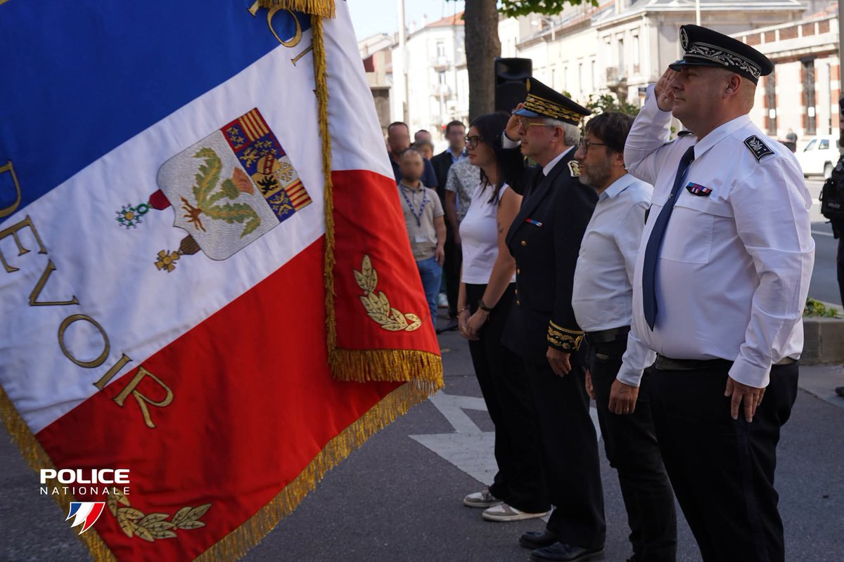 PoliceNat54's tweet photo. 🇫🇷 #Mémoire | Il y a 84 ans, des policiers nancéiens désobéissaient au régime de Vichy pour sauver plus de 350 personnes de la déportation. Honorés comme Justes parmi les Nations, leur courage nous oblige. 🕯️

Toute l'Histoire 👇 https://t.co/uNKeCGJbFh

#Nancy https://t.co/Fiw04OW3Cd