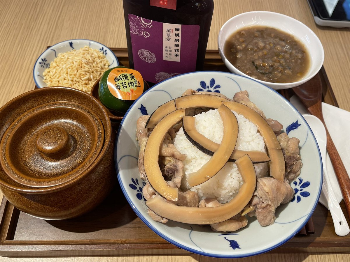 Argentsmlhp's tweet photo. 椰子雞湯泡飯😋 https://t.co/yaMX2dkTyi