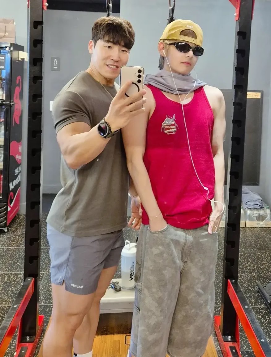 Taehyungimpact's tweet photo. TAEHYUNG WITH HIS PERSONAL GUM TRAINER, CHOI HANJIN https://t.co/l8z25HSwZo