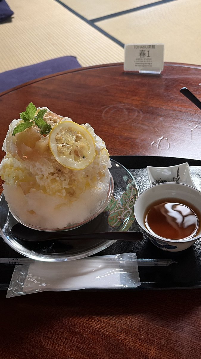 machiko_taitou's tweet photo. 暑すぎてかき氷に頼るしかない、、🍧梅と桃のかき氷。果肉もたっぷり、ナッツがアクセントで美味しい。体に溶け入る〜〜〜🧊
東京国立博物館の庭園内にあるTOHAKU茶館。こんな美しい景色、家屋でいただくの贅沢すぎる。縁側の席もいいねえ https://t.co/ZEJL2Yt38k