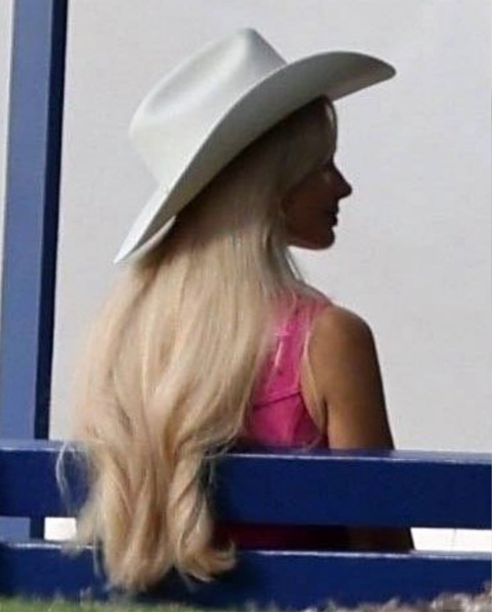 allurequinn's tweet photo. 3 years of barbie and i still think about how insanely beautiful the hair was https://t.co/HxzD5xLd6L