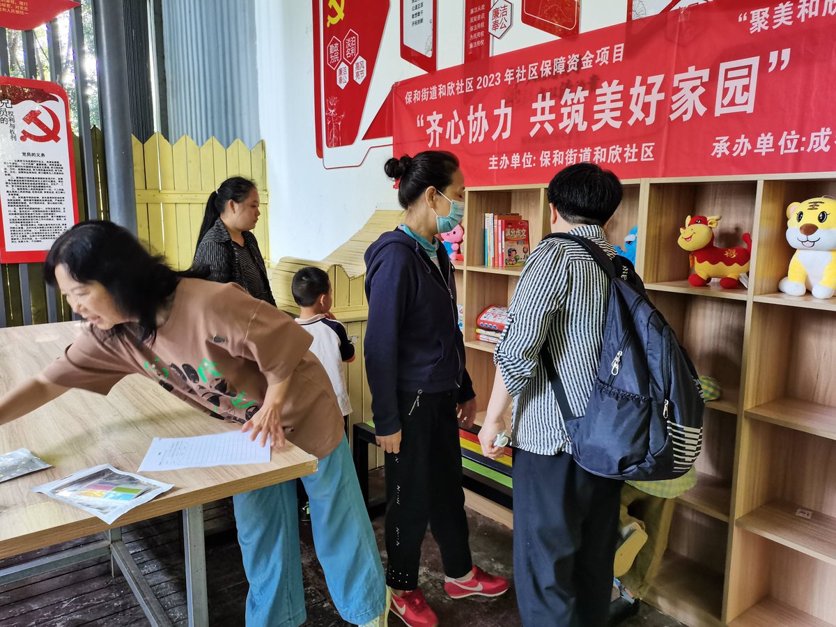 _lishanne's tweet photo. Spent my Saturday morning at the community food drive packing 200+ meal boxes for families in need. Nothing beats the warmth of seeing their grateful smiles!  #VolunteerForGood https://t.co/xBwqKdi4GW