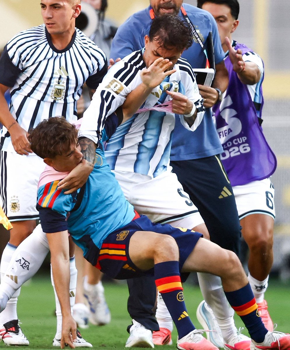 Luvvlan's tweet photo. Au #leanvi (?

Donde a Gavi le gusto el argentino resentido que le quiso pegar

o

Donde Paredes le tiene bronca a Gavi y lo último que quiere es ver a ese pendejo de mierda https://t.co/T2iwJvGhuT