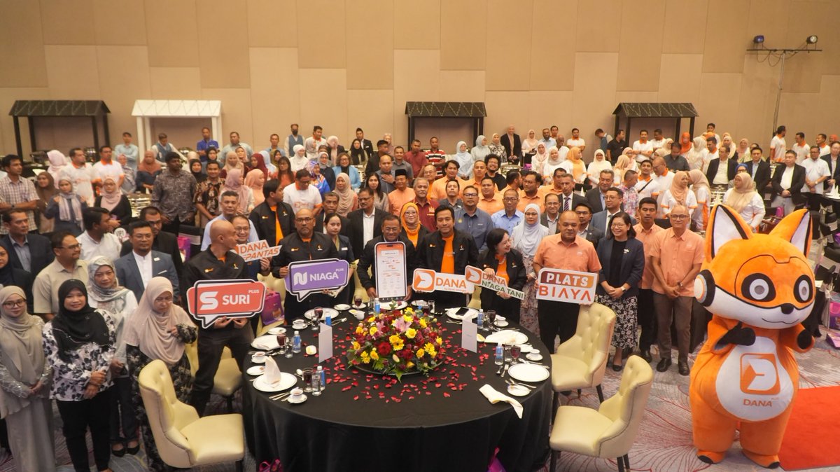 NajwanHalimi's tweet photo. Hadir ke majlis peluncuran aplikasi DANA PLUS, inisiatif terbaharu oleh Yayasan Hijrah Selangor yang disempurnakan oleh Dato' Menteri Besar Selangor, petang semalam.

Melalui DANA PLUS, keseluruhan proses permohonan pembiayaan mikro Yayasan Hijrah Selangor kini dilaksanakan secara 100% digital, bermula daripada permohonan, pengesahan identiti (e-KYC), semakan dan kelulusan pembiayaan, tandatangan perjanjian secara digital (e-Signature) sehinggalah kepada pembayaran balik melalui Auto Debit. Permohonan juga boleh dibuat 24 jam sehari, 365 hari setahun, pada bila-bila masa dan di mana sahaja tanpa perlu hadir ke cawangan.

Tempoh kelulusan bagi pembiayaan sehingga RM10,000 yang sebelum ini mengambil masa antara 14 hingga 21 hari kini dapat diselesaikan dalam tempoh 48 jam, malah rekod terpantas yang pernah dicapai hanyalah empat jam.

DANA PLUS juga menjadi platform utama penyaluran peruntukan pembiayaan mikro berjumlah RM32 juta yang diumumkan menerusi Belanjawan Selangor 2026 dan Pakej Pengukuhan Daya Tahan Selangor Fasa 2. 

Pada majlis yang sama, saya turut menyaksikan pemeteraian Memorandum Perjanjian (MoA) antara Yayasan Hijrah Selangor dan Bank Muamalat Malaysia Berhad bagi memperkukuh pelaksanaan Program iTEKAD. Kerjasama ini akan membantu lebih ramai usahawan B40 dan asnaf melalui pembiayaan mikro sehingga RM50,000, geran permulaan sehingga RM5,000, latihan keusahawanan serta perlindungan takaful, sekali gus membina ekosistem sokongan yang lebih menyeluruh untuk mereka berkembang.

Pada majlis sama, Yayasan Hijrah Selangor turut menerima pengiktirafan sebagai Top 3 IFN Islamic Microfinance Institution of the Year 2025 (Non-Banking Financial Institutions). 

Pengiktirafan antarabangsa ini membuktikan komitmen dan kecemerlangan Yayasan Hijrah Selangor dalam memacu inovasi pembiayaan mikro Islam serta memperkasakan usahawan melalui akses pembiayaan yang inklusif.