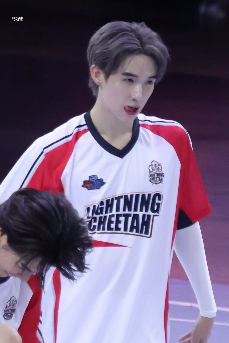 chocokorn's tweet photo. คุณหนูทิชาตอนเตะบอล ;-; สวย https://t.co/pObNrcW48G