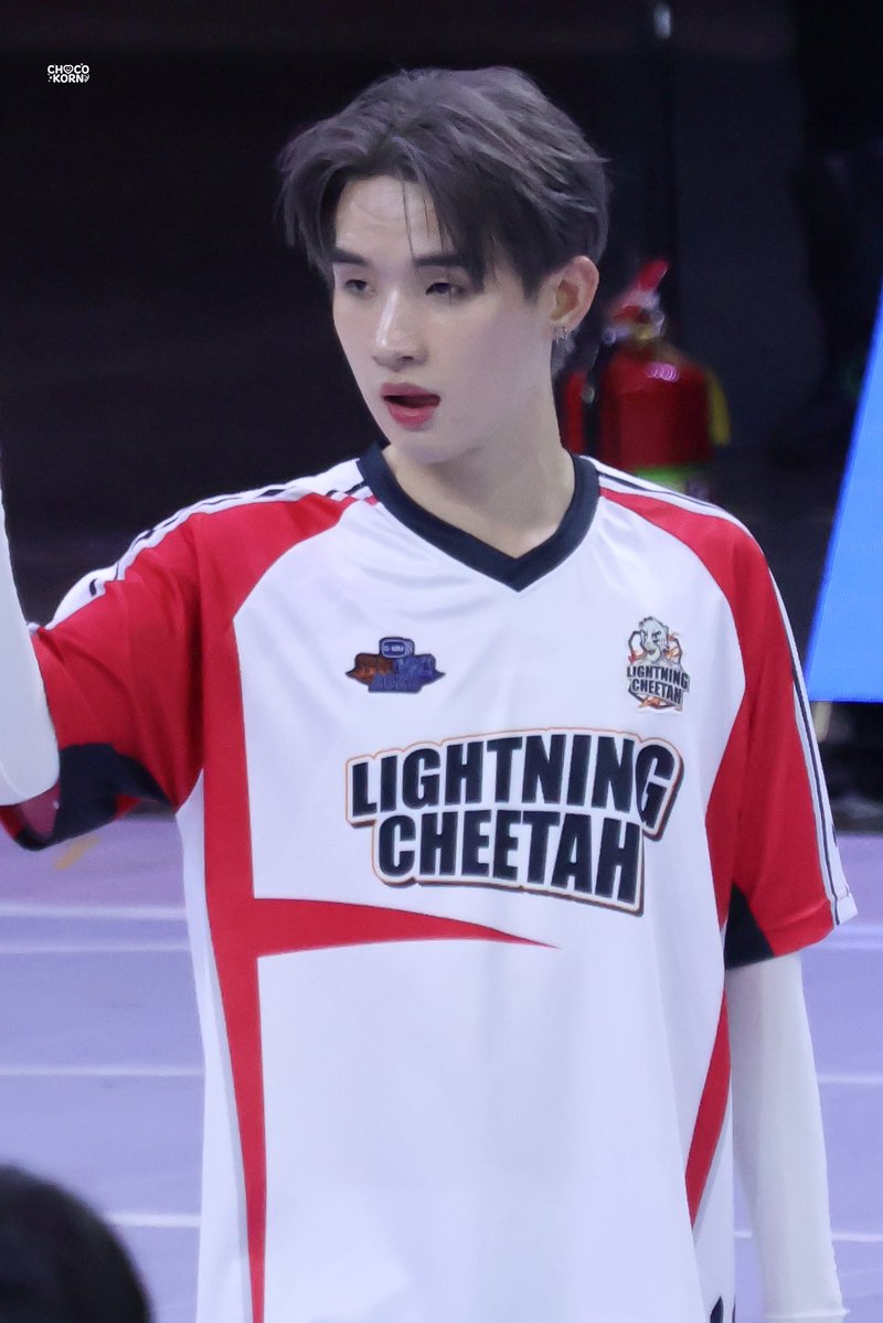 chocokorn's tweet photo. คุณหนูทิชาตอนเตะบอล ;-; สวย https://t.co/pObNrcW48G