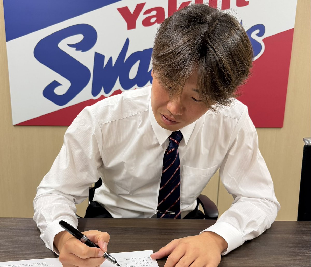 swallowspr's tweet photo. 【西舘昂汰投手の支配下選手契約について】

本日、7月22日付けで #西舘昂汰 投手と支配下選手契約を結びましたので、お知らせいたします。
なお、背番号は「14」に変更となります。
https://t.co/luvg98dERG

#swallows #燕心全開 https://t.co/it3jcIiQ8R