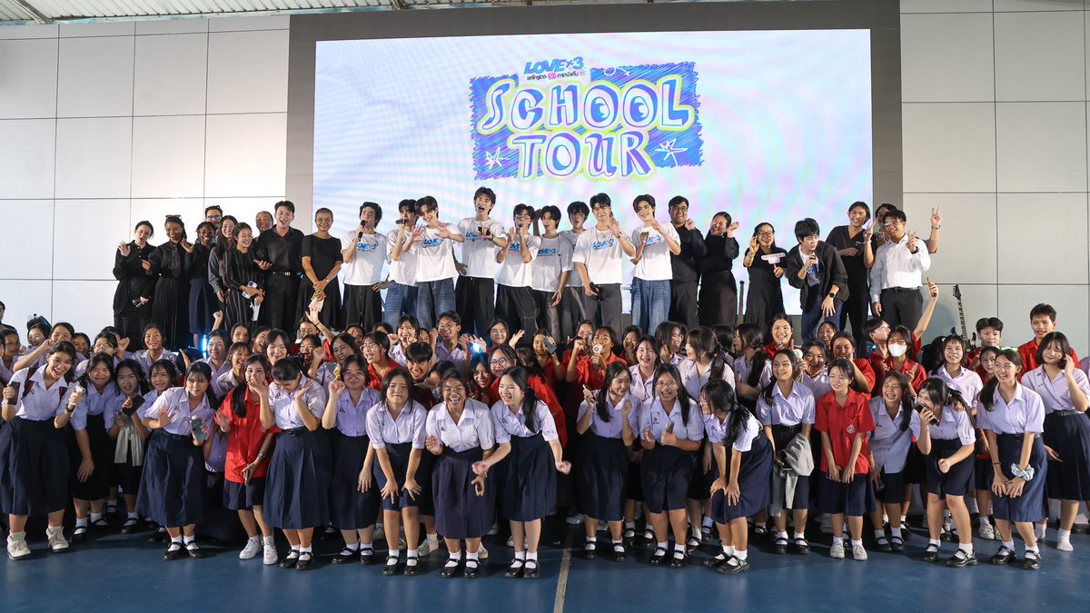 tia51_official's tweet photo. 🏫💙 LOVEx3 SCHOOL TOUR | โรงเรียนสตรีวิทยา 2
”เมื่อเหล่าความรัก...เดินทางไปหาเธอถึงโรงเรียน“

ขอบคุณโรงเรียนสตรีวิทยา 2 ที่ต้อนรับพวกเราอย่างอบอุ่น ขอบคุณคุณครู นักเรียน และแฟน ๆ ทุกคนที่มาร่วมสร้างรอยยิ้ม เสียงหัวเราะ และโมเมนต์ดี ๆ ไปด้วยกัน

แล้วพบกันใหม่ในโอกาสหน้านะ 💙
โรงเรียนหน้าเจอกันครับ 👀

#LOVEx3_SchoolTour
#LOVEx3 #tia51