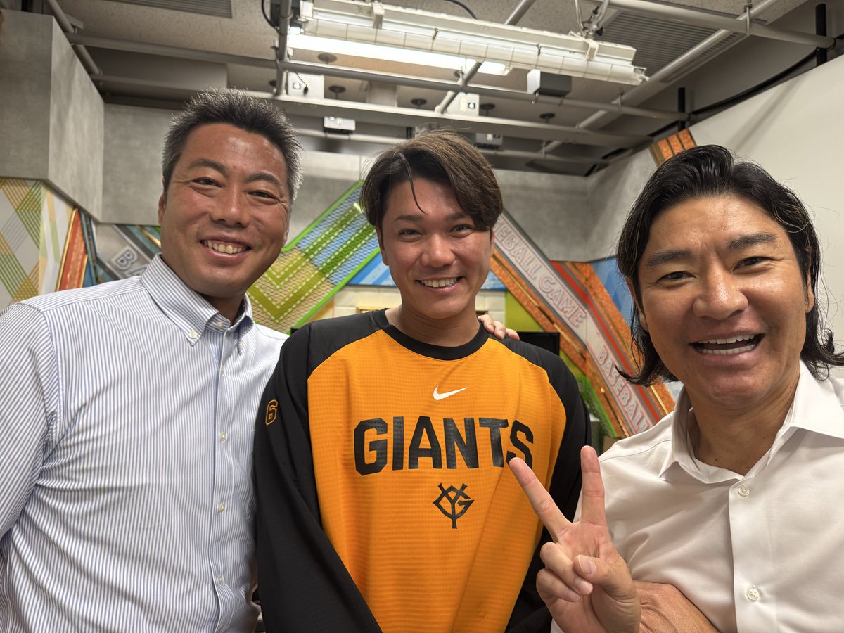 TeamUehara's tweet photo. サヨナラホームランの次の日だったかな🤔

まだまだ頑張ってよ〜💪

なんか若くなった？？

(尚成じゃないよ🤣…乗れないサーファー🏄)
雑談魂を見てる人なら分かるよね https://t.co/r1JAFoB0ng