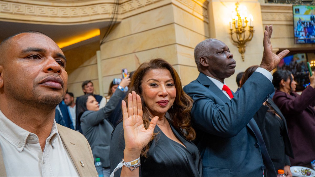 JanethSabogalRC's tweet photo. Hoy inicia una nueva etapa de servicio. Con gratitud a Dios y a mi familia, asumo el honor de representar a Colombia desde la Cámara, integrando la Comisión Cuarta Constitucional y la Comisión Legal de Cuentas. Trabajaré con compromiso, transparencia y responsabilidad 🇨🇴❤️ https://t.co/pTxr0mD9qv
