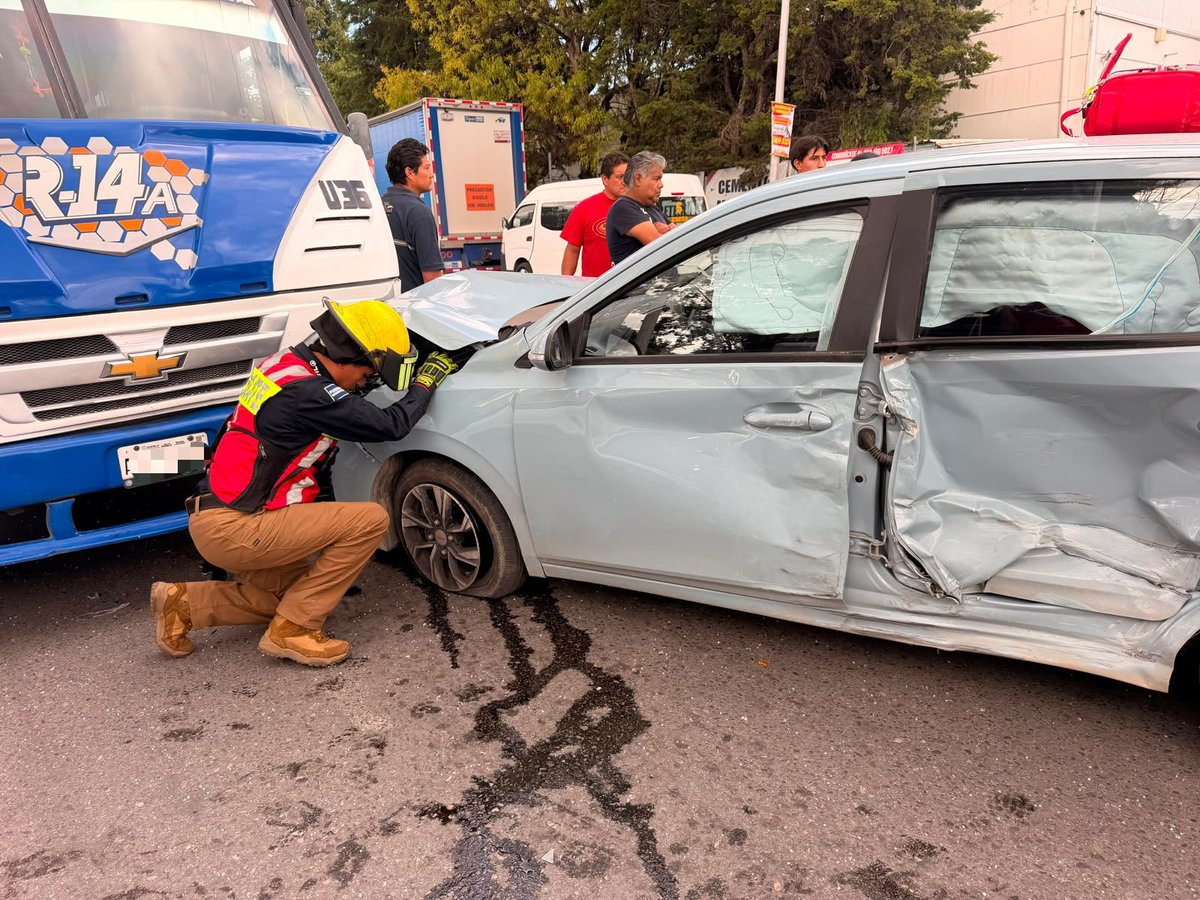 AlcanceDiario's tweet photo. #ReporteVial 🚨🚧 Se registró el #choque entre una #locomotora, dos vehículos particulares y una unidad de #transporte público en Camino a #Manzanilla🚧.👉Se reporta al menos siete personas #lesionadas, entre ellas un menor de edad👥. https://t.co/pI9Jjq3aQL