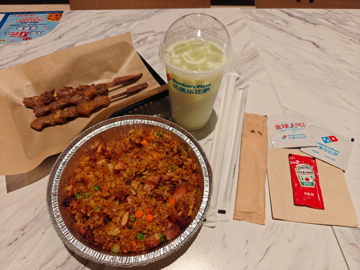 KemononoMST's tweet photo. @MrGaotie 第一次试吃，下午茶非正餐，广东佛山的某地分店。定价比必胜客高不少，这个套餐36，烤肉还行，烧饭偏硬尤其是边角烤焦不少，饮料和包装的（塑料瓶）那些差不多，不知为何配两根粗细不同的饮管。偶尔吃一下还行，披萨套餐价格比较高且分量有些���，下次找好友再吃过。 https://t.co/YcqMC0S09U