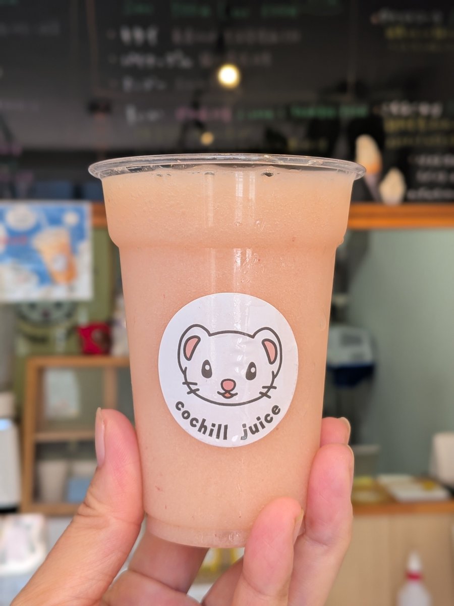 cochill_juice's tweet photo. 【100%ももジュース】

桃に含まれる果糖は、体内で素早く代謝されてエネルギーに変わります。
暑さで落ちた体力や、だるさを素早く回復させるのに最適です🍑

さらにカリウムミネラルも豊富！
脱水や熱中症の予防に役立ち、まるで「天然のスポーツドリンク」のような役割を果たしちゃいますよ！ https://t.co/3N8oabs64f