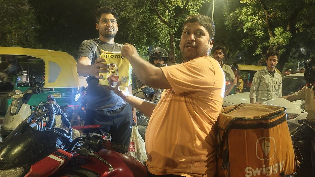 the_hindu's tweet photo. Hundreds of people order food online for protestors at Jantar Mantar from across the country and in some cases, from abroad, with instructions to give it to anyone at the protest site

https://t.co/ddvO8bMFTL https://t.co/MrRxt8aLDi