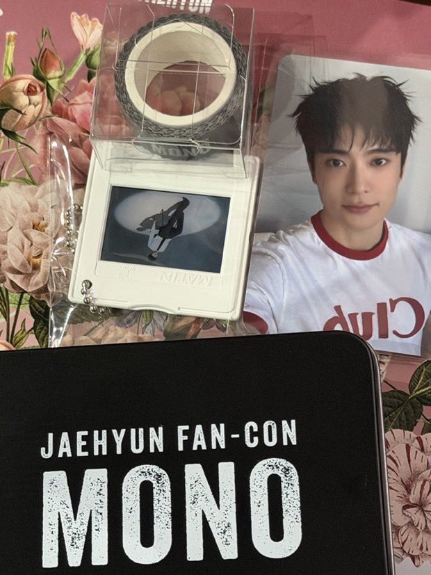 bolbok13's tweet photo. 재현 모노콘 막콘 사첵 기프트 양도
Wts) nct jaehyun fancon mono vip soundcheck gift sell

✅3.5
(포카, 마스킹테이프, 마운트 필름 키링, 틴케이스 포함)

photocard pc 입장선물 포토카드 엔시티 티켓팅 양도 멜론 127 NEO CITY SEOUL THE REDLINE 플로어 네오시티 서울 https://t.co/xc5yJa4lcH