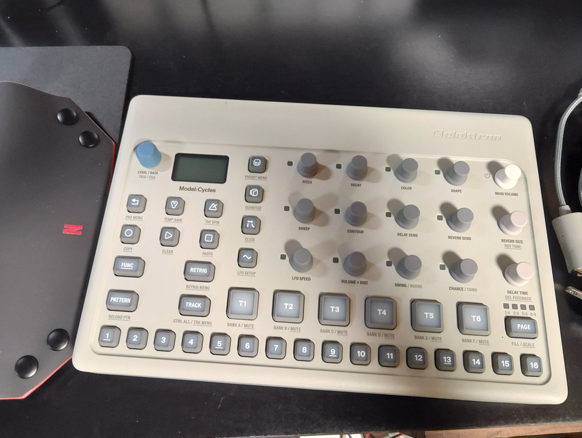 schweinstein00's tweet photo. やっとかいました。korg gadget繋いでつかう。いや、慣れたら単体でつかう https://t.co/ArV5keeKUW