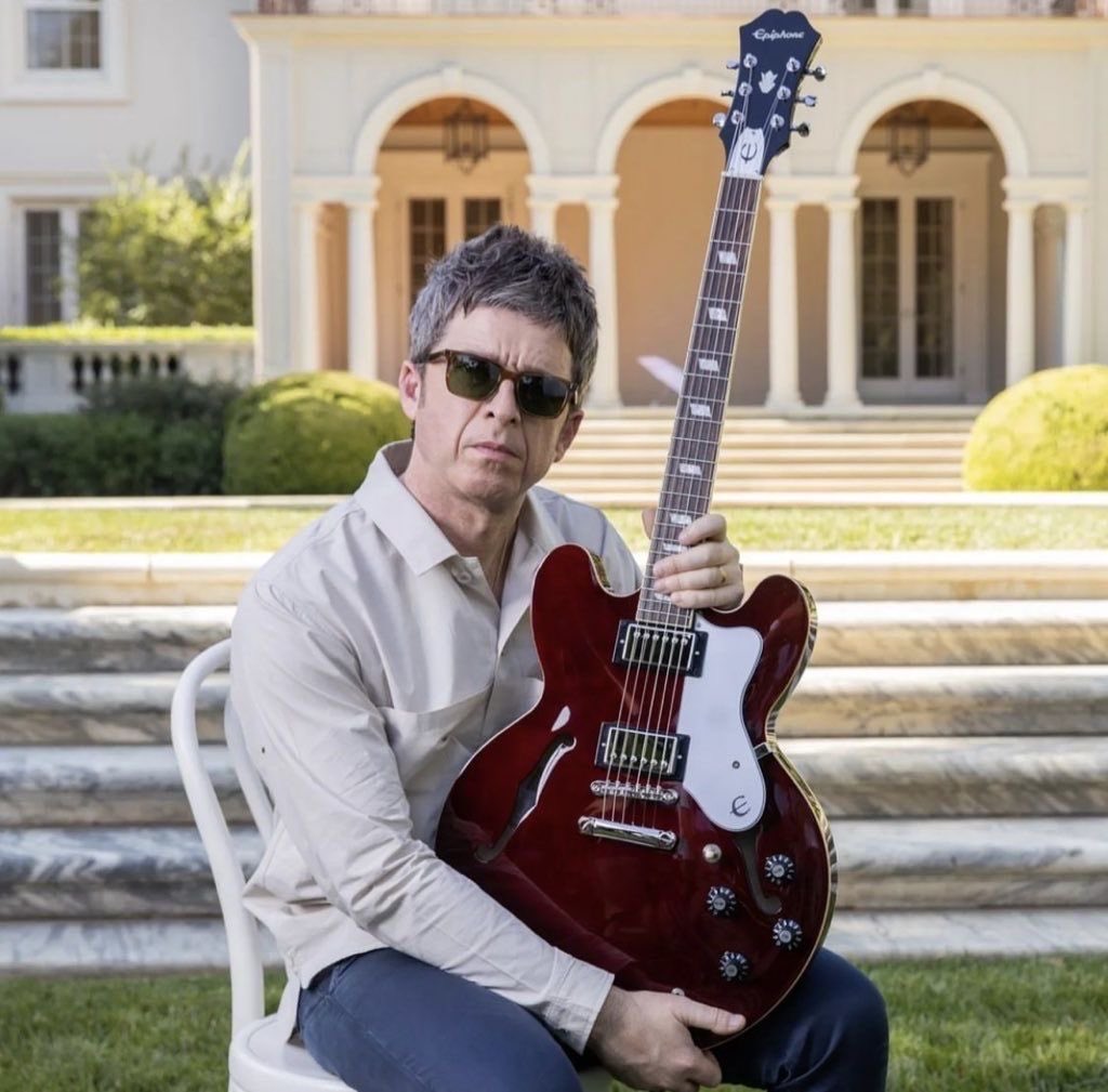 flash_baxxx's tweet photo. tiny noel with his giant guitar https://t.co/jzytzSDRuC