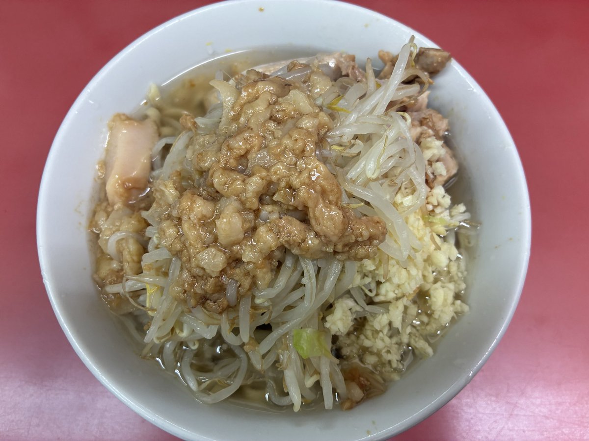 ktr_queserasera's tweet photo. 京成大久保臨休も、そのまま電車でラーメン二郎小岩店へ。
9:00接続で2番目。
少なめ豚マシニンニクアブラ。
アブラの膜でマイルドかと思いきや底から現れたキレのある非乳化スープで朝からバチバチにキマりました。豚もホロホロでマシにして大正解でした。ごちそうさまでした😋
#ラーメン二郎小岩店 https://t.co/OQjudkmFqJ