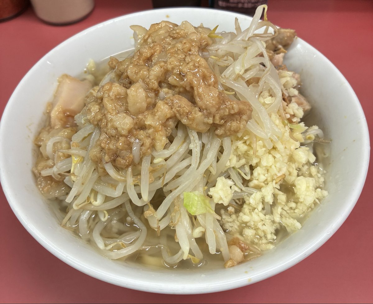 ktr_queserasera's tweet photo. 京成大久保臨休も、そのまま電車でラーメン二郎小岩店へ。
9:00接続で2番目。
少なめ豚マシニンニクアブラ。
アブラの膜でマイルドかと思いきや底から現れたキレのある非乳化スープで朝からバチバチにキマりました。豚もホロホロでマシにして大正解でした。ごちそうさまでした😋
#ラーメン二郎小岩店 https://t.co/OQjudkmFqJ